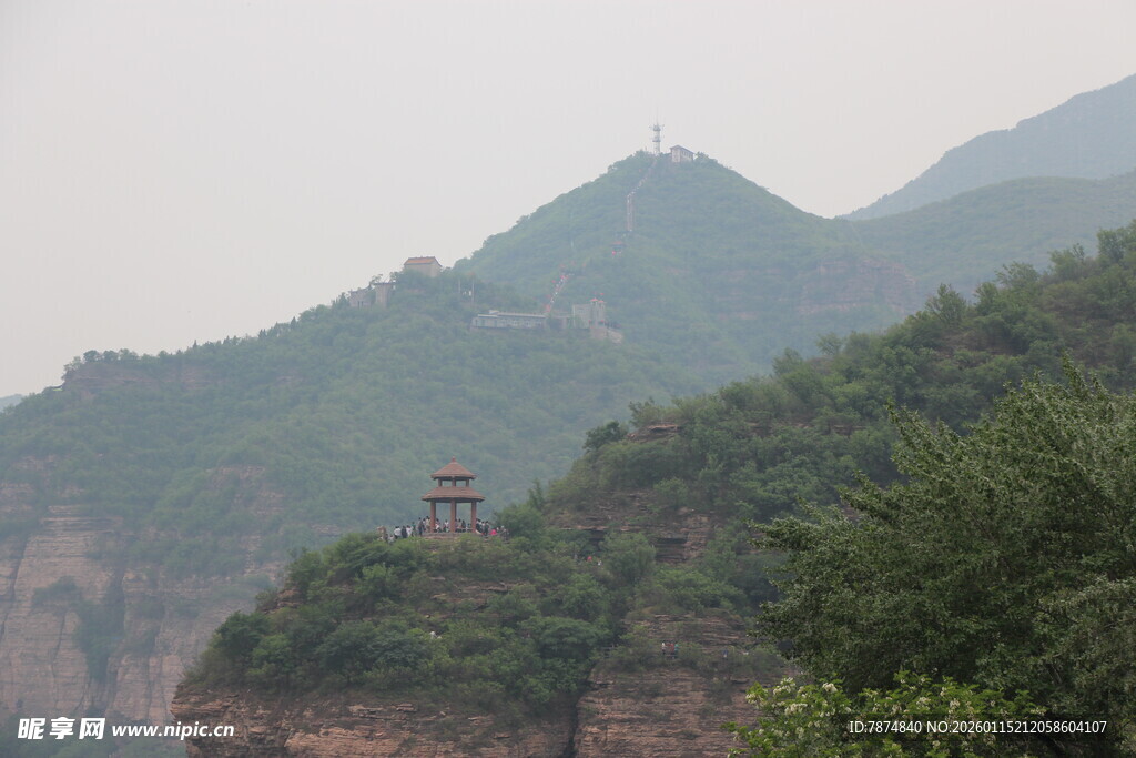 山间景致 绿树环绕的楼阁