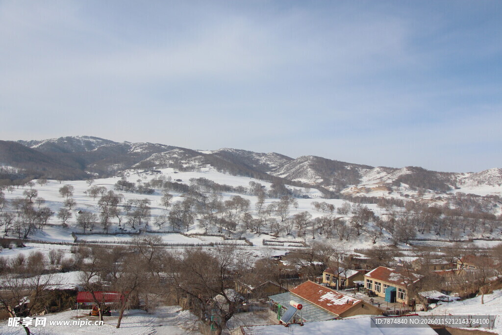 冬日雪覆山村美景