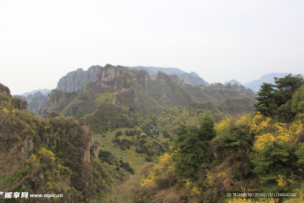 山间美景 绿意盎然的山峦