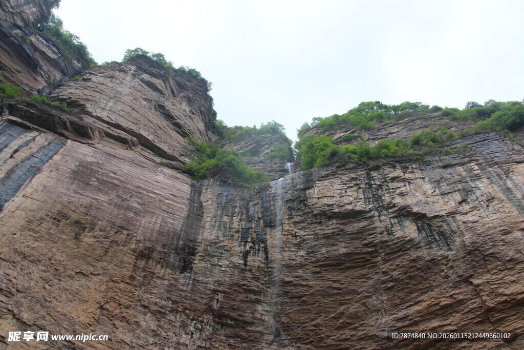 壮观悬崖瀑布自然景象