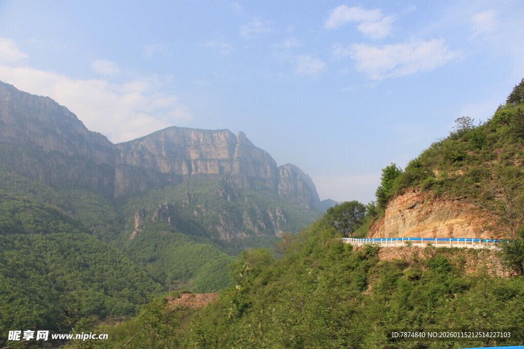 山间公路穿行于翠绿山峦