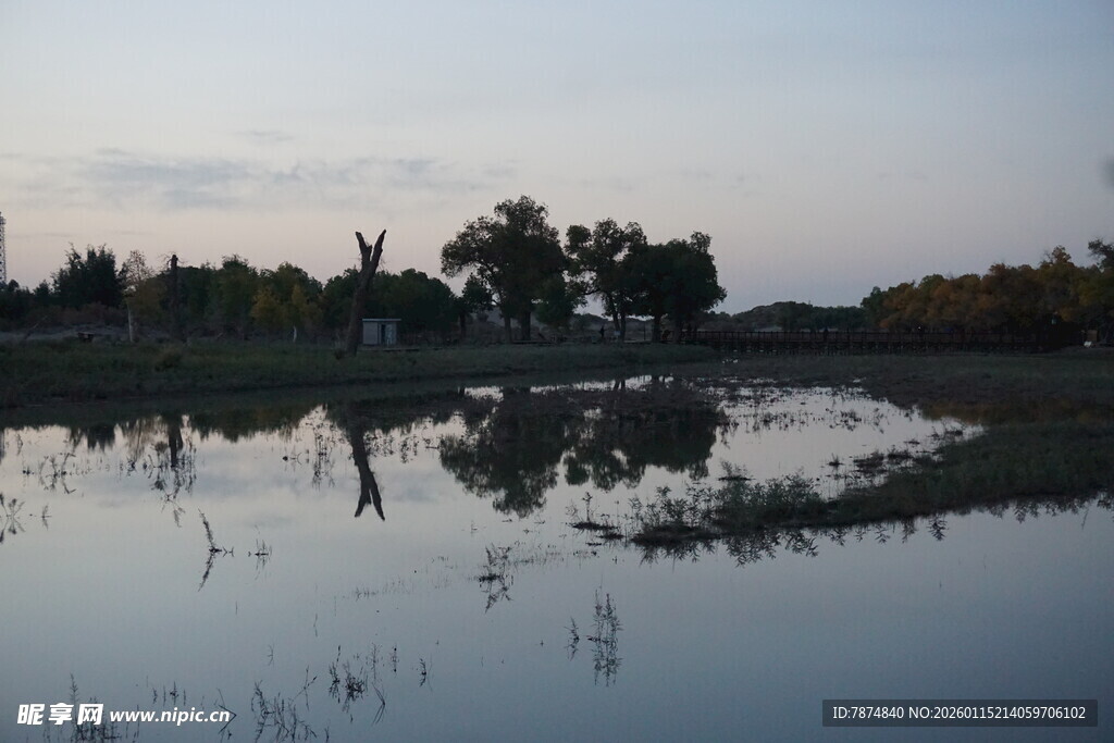 黄昏时分的静谧水域风光