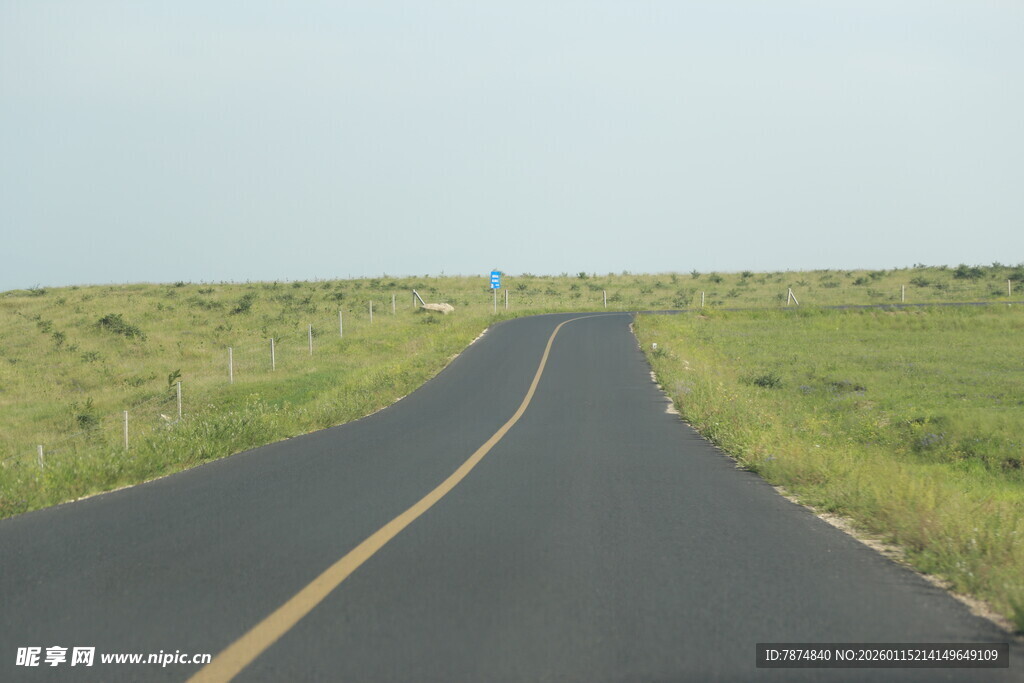 蜿蜒公路穿行于绿野之间