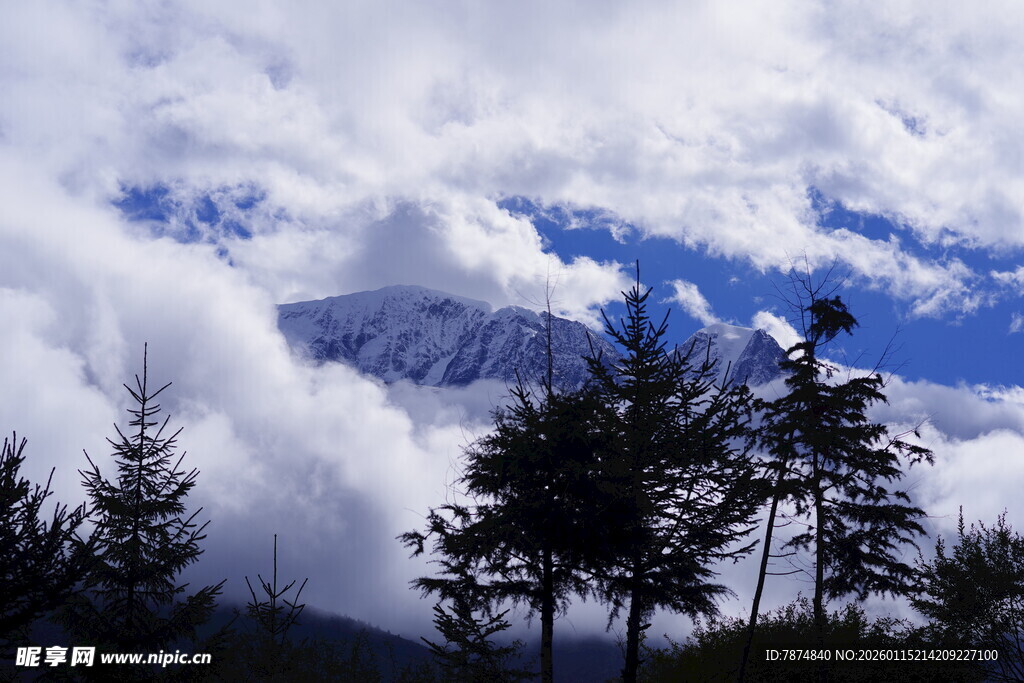 云雾缭绕中的山林与远山