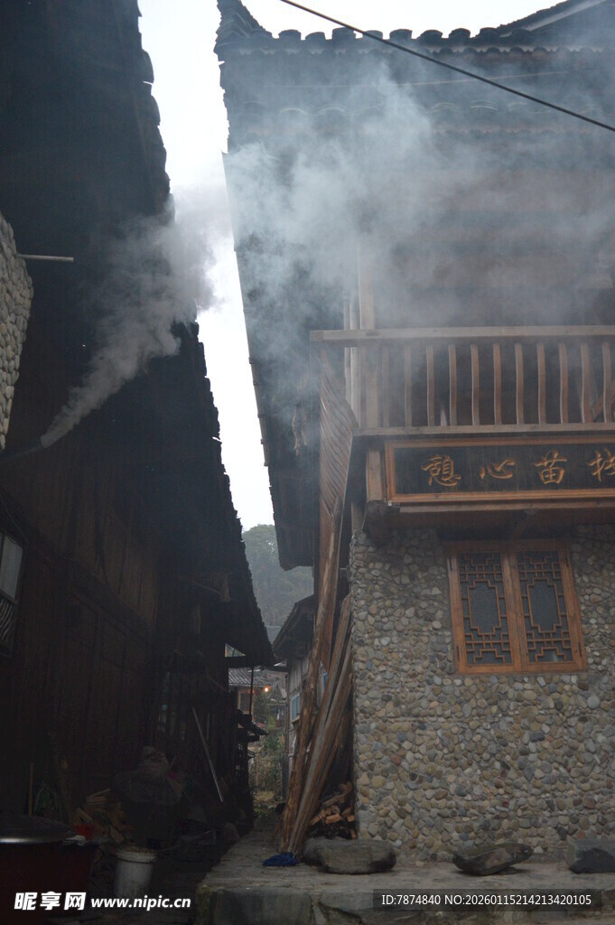 乡村小屋炊烟袅袅