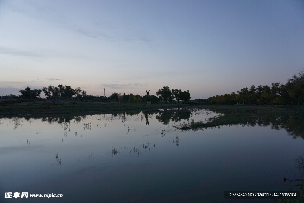 宁静湖面的黄昏倒影