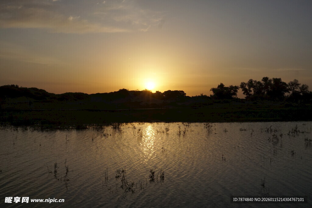 夕阳下的静谧水域