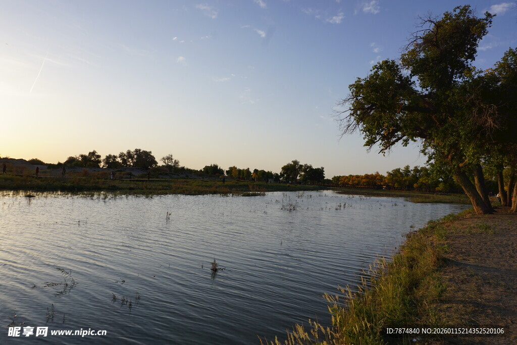 湖畔黄昏美景