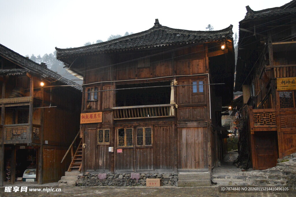 古朴木质传统民居建筑