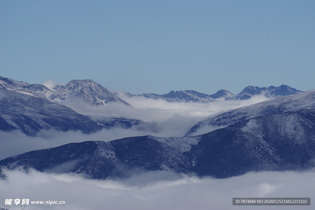 云海之上的壮丽雪山