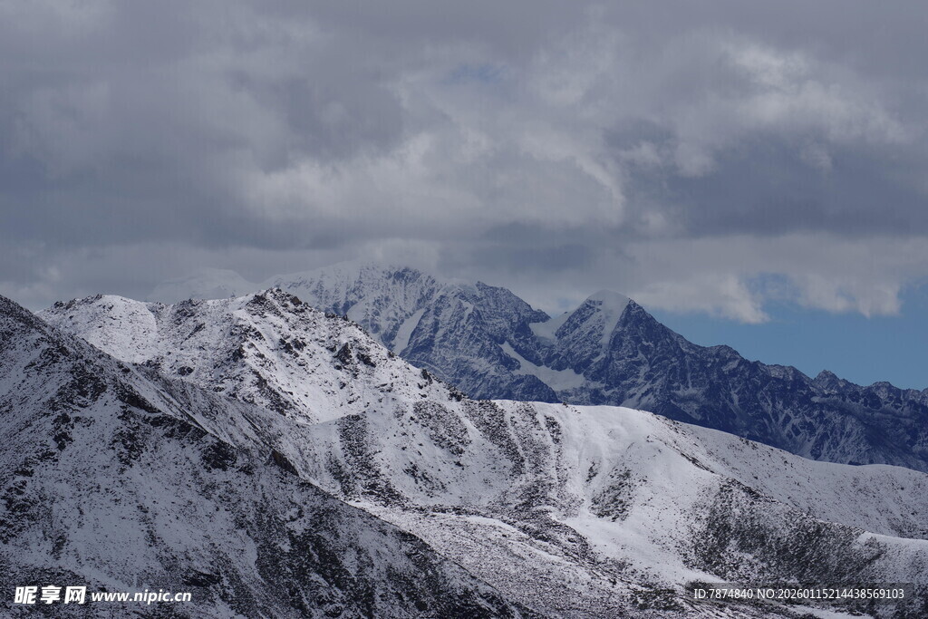 雪山风景 云雾缭绕之美