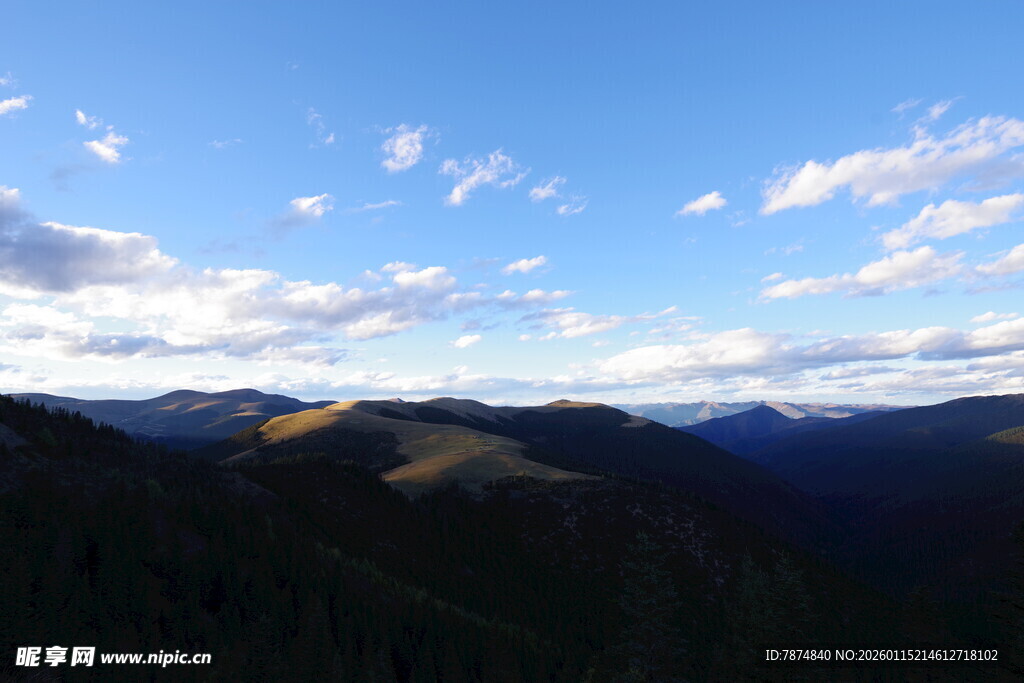 壮丽山景与蓝天