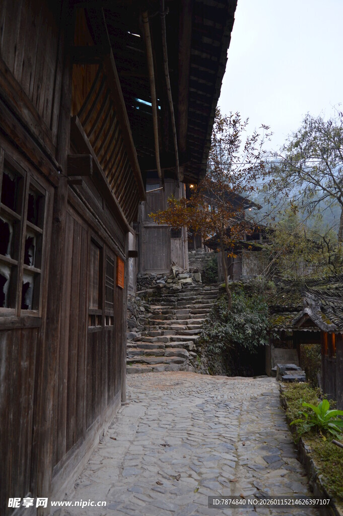 古旧木屋旁的幽静小道