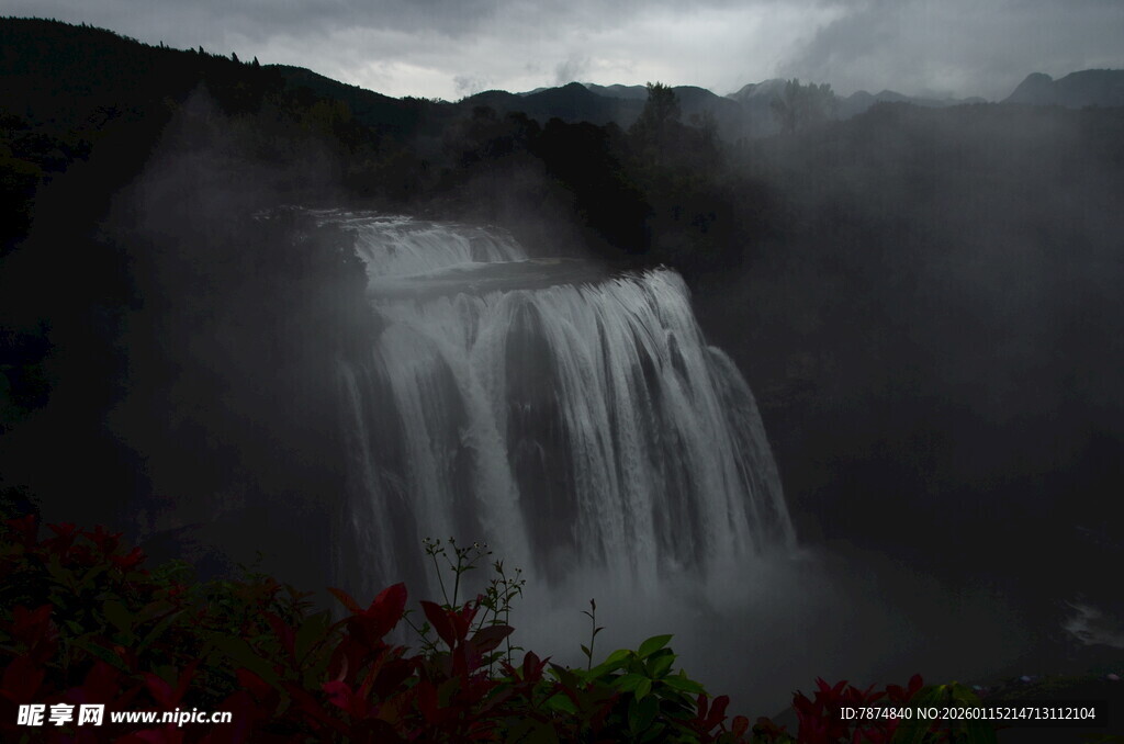 云雾中的壮丽瀑布景观