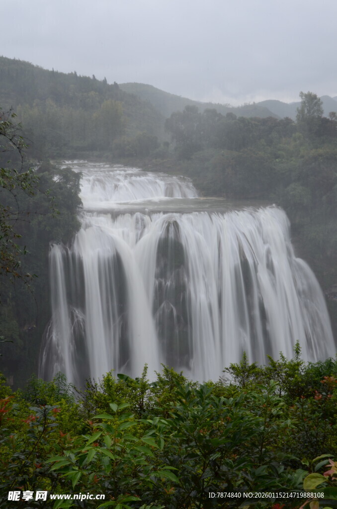 壮观瀑布隐于山林之间