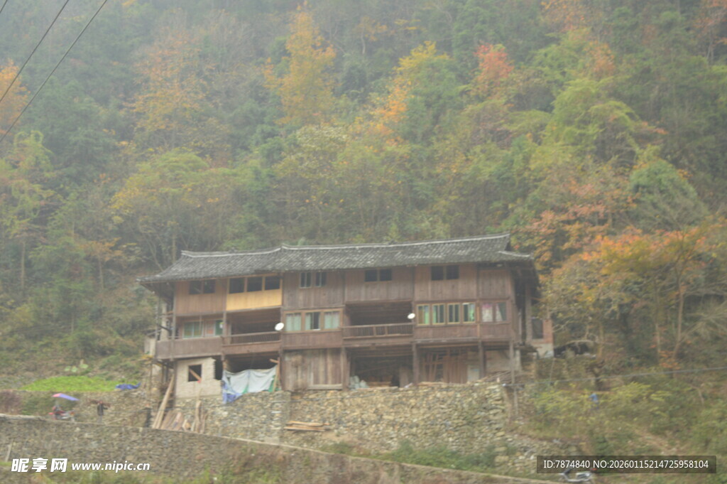 山间木屋 秋色环绕的宁静处