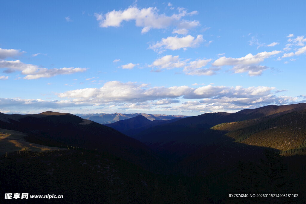 壮丽山景与蓝天云朵