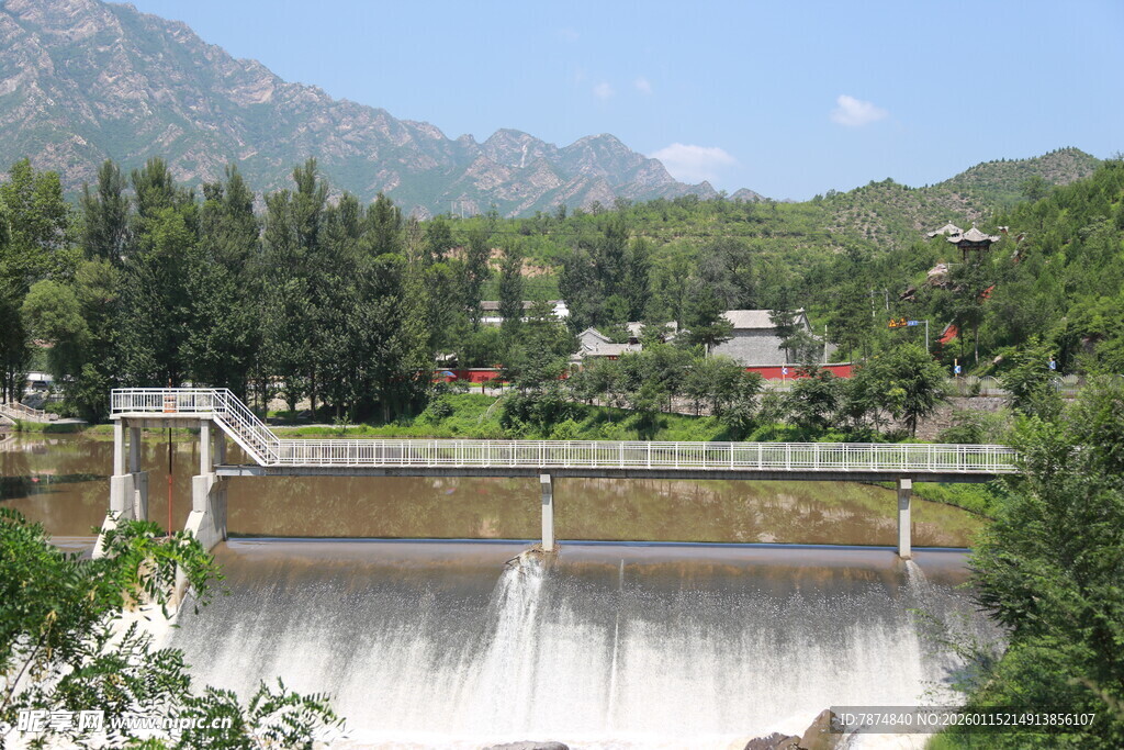 山间水坝美景