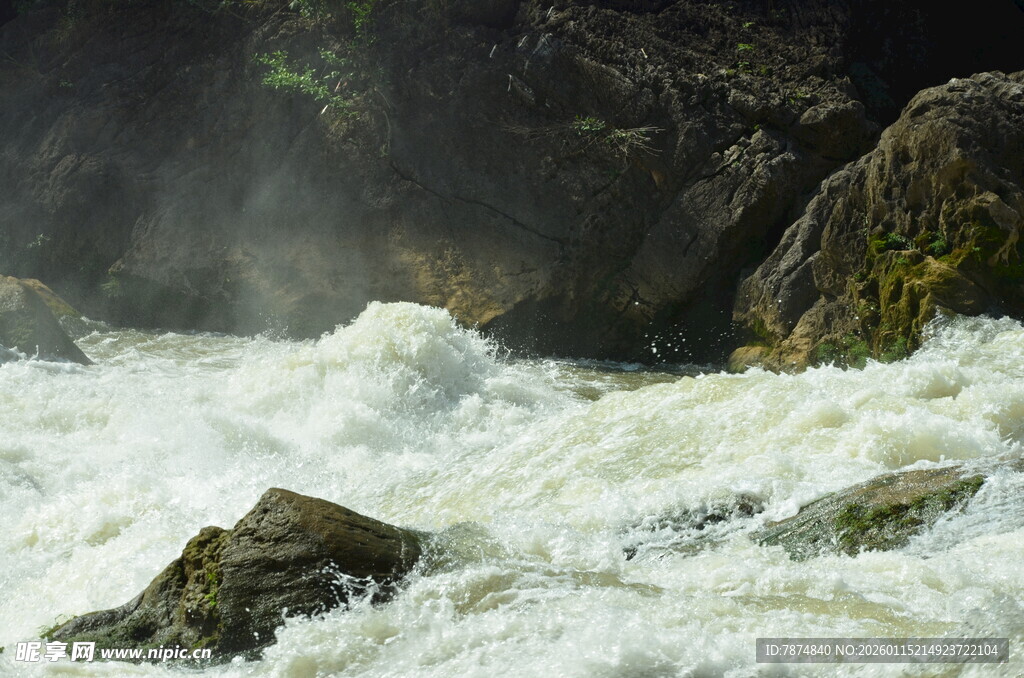 湍急河流中的嶙峋怪石