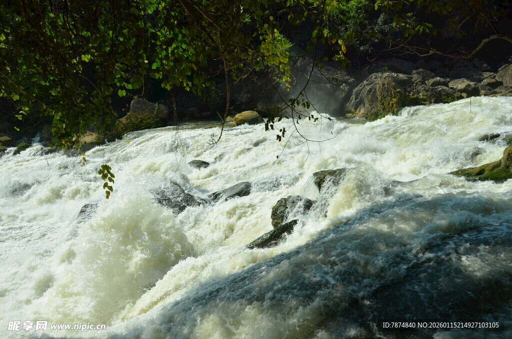 湍急溪流中的白色浪花
