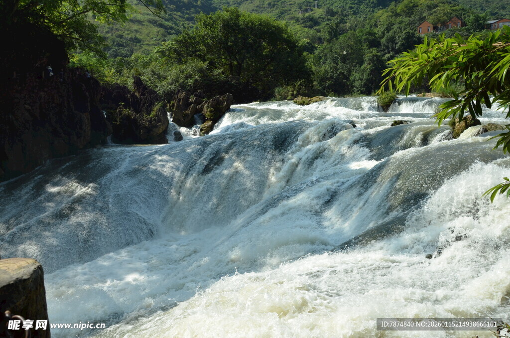 山间湍急瀑布景观