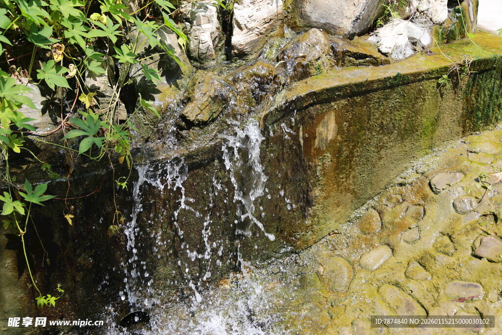 山间小瀑布景观