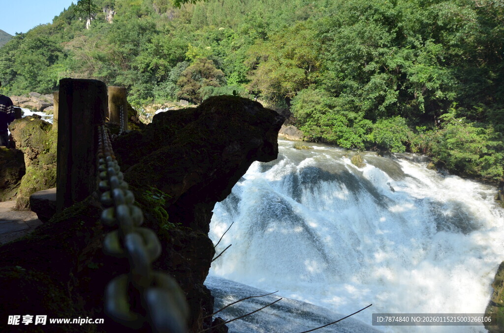 壮观瀑布旁的观景场景