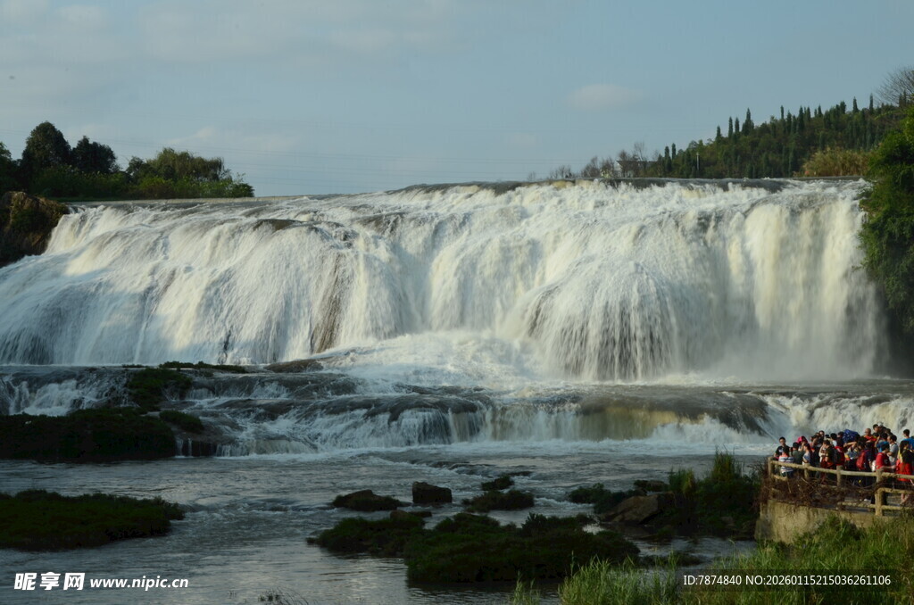 壮观瀑布下的游人景象