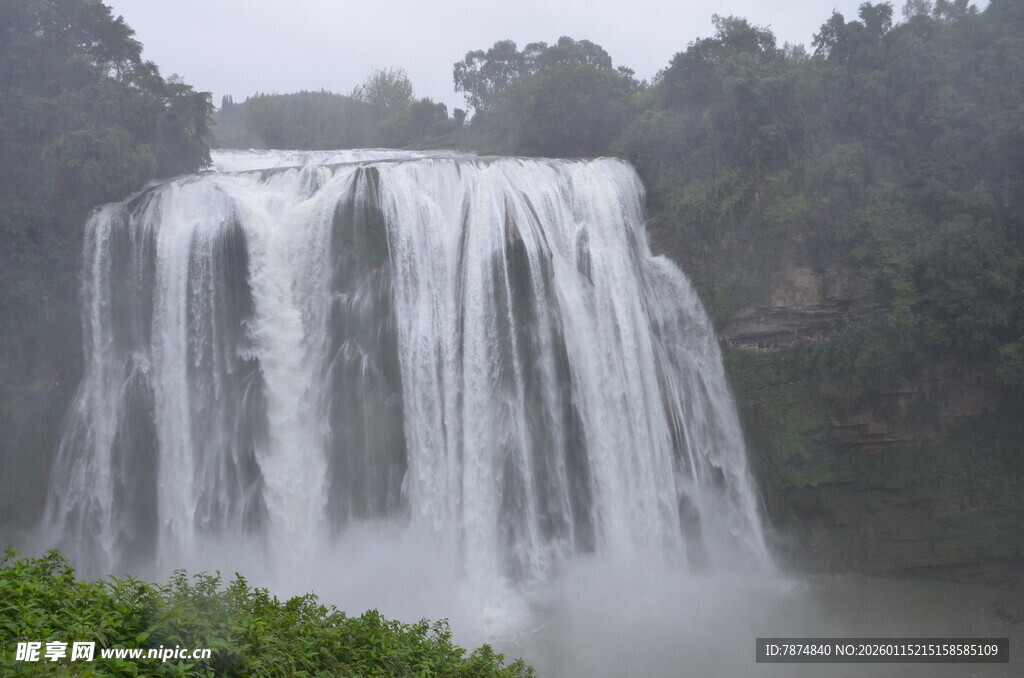 壮观瀑布 水雾弥漫山林间