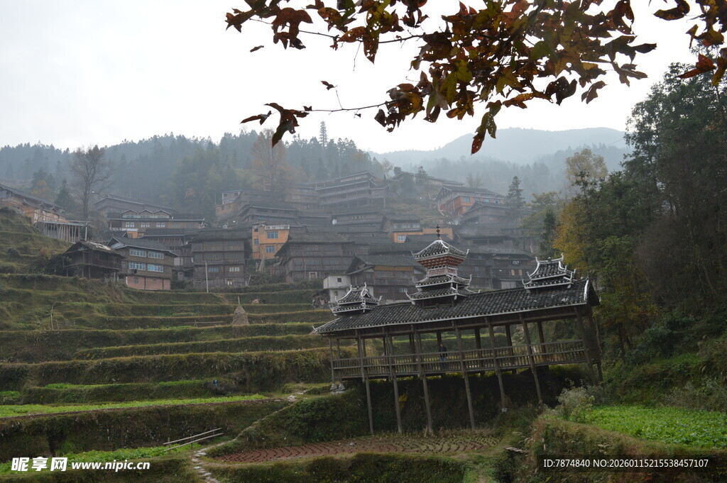山间梯田与古朴风雨桥
