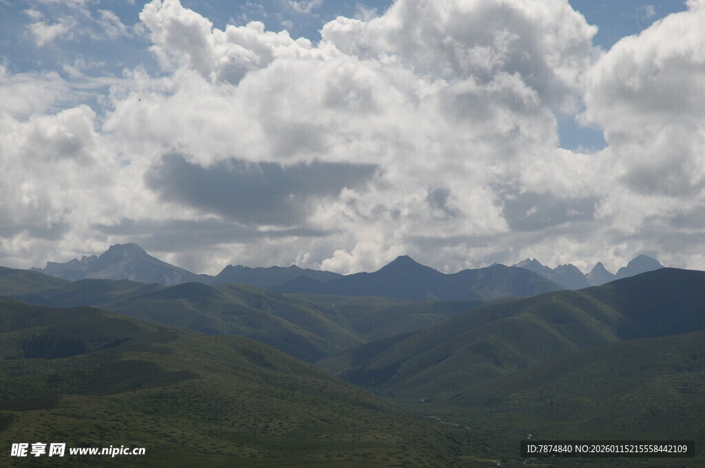 山峦云海间的壮美风光