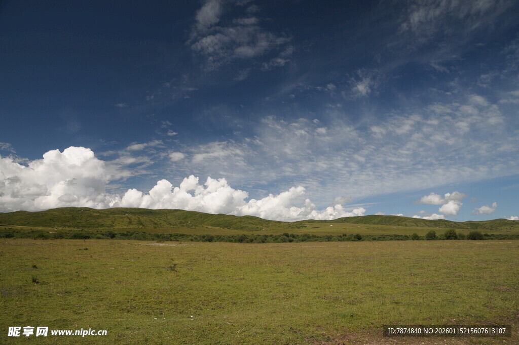 草原蓝天美景