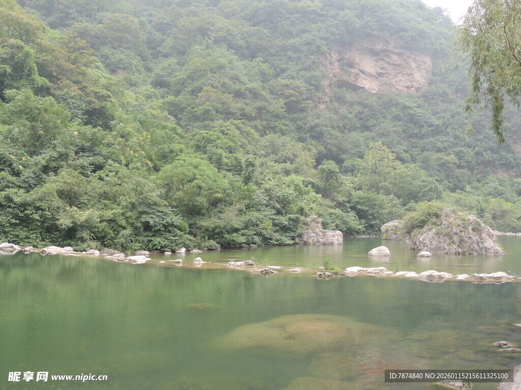 青山绿水间的宁静湖泊