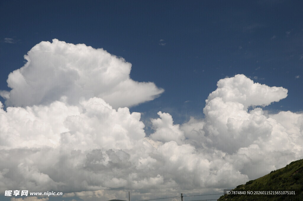 蓝天之下的蓬松云朵