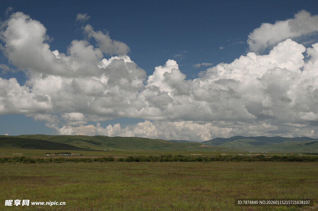 草原蓝天云朵壮美风光