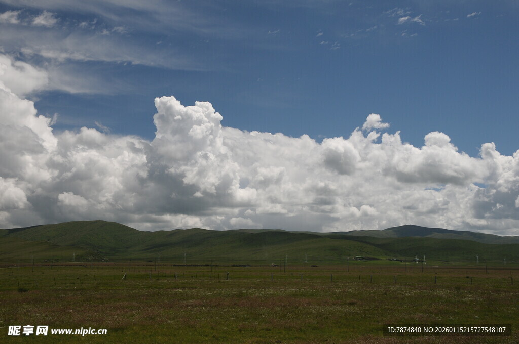 草原上的壮丽云层景观