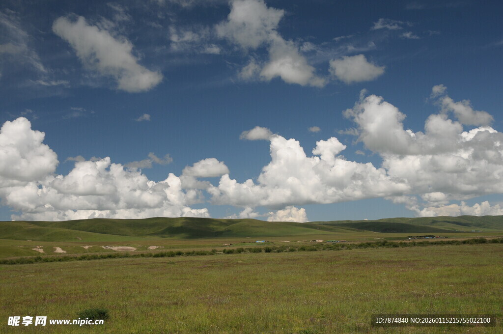 辽阔草原上的蓝天白云