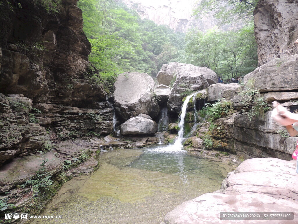 山间溪流瀑布美景