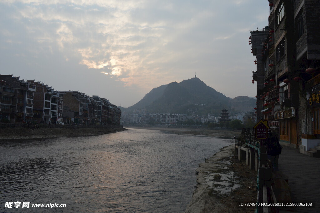 河畔城镇暮色风景