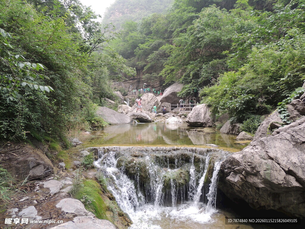 山间溪流瀑布自然美景