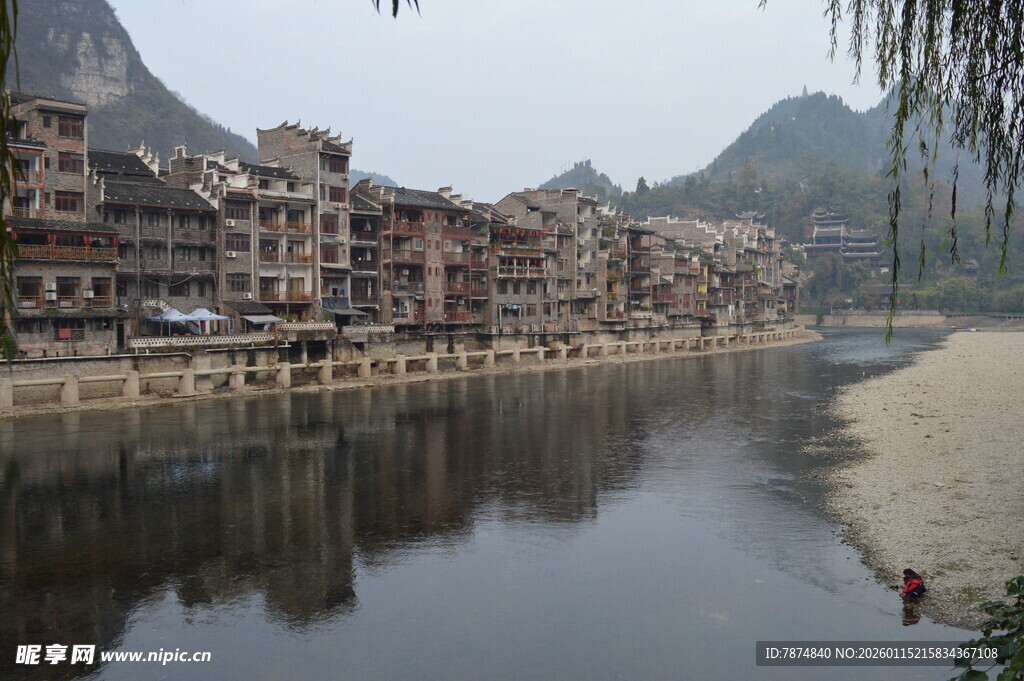 河畔古建倒影 宁静水乡景
