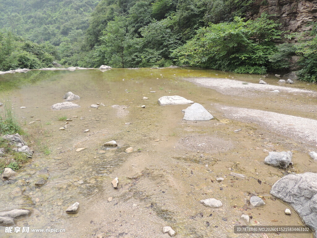 山间泥泞溪流与散落石块