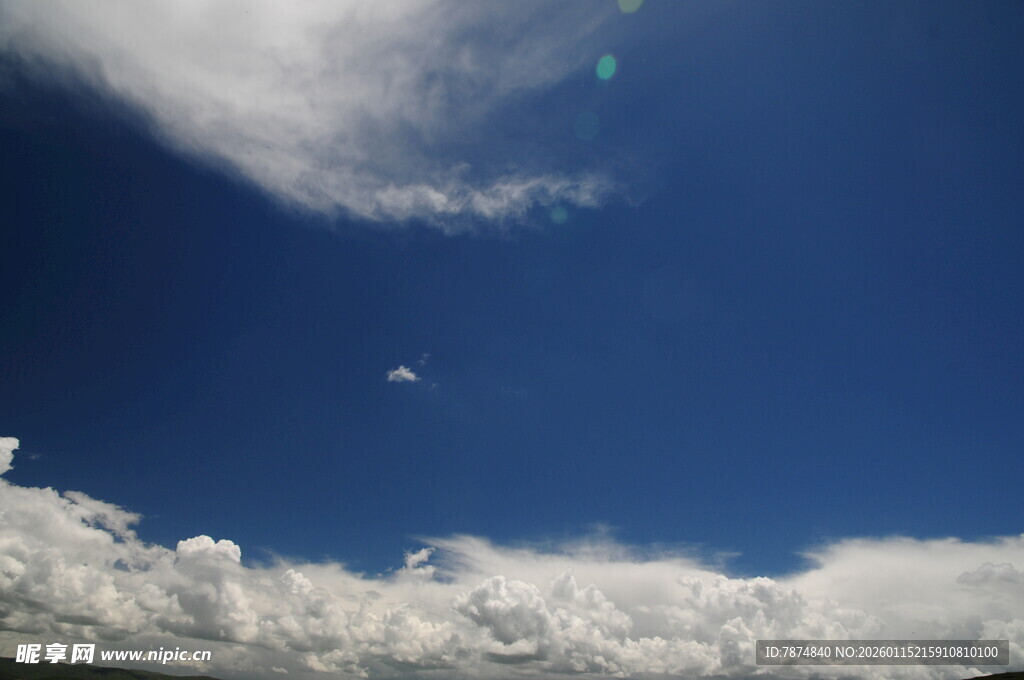 蓝天飘白云的美丽景象