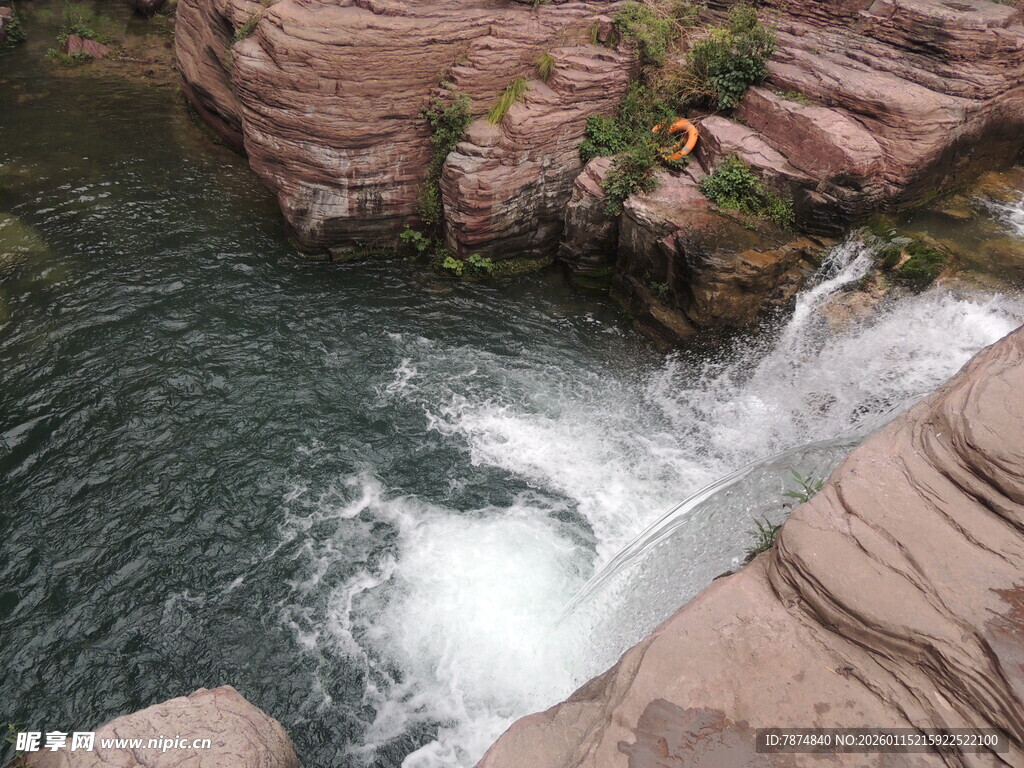 山间激流奔涌的壮丽水景