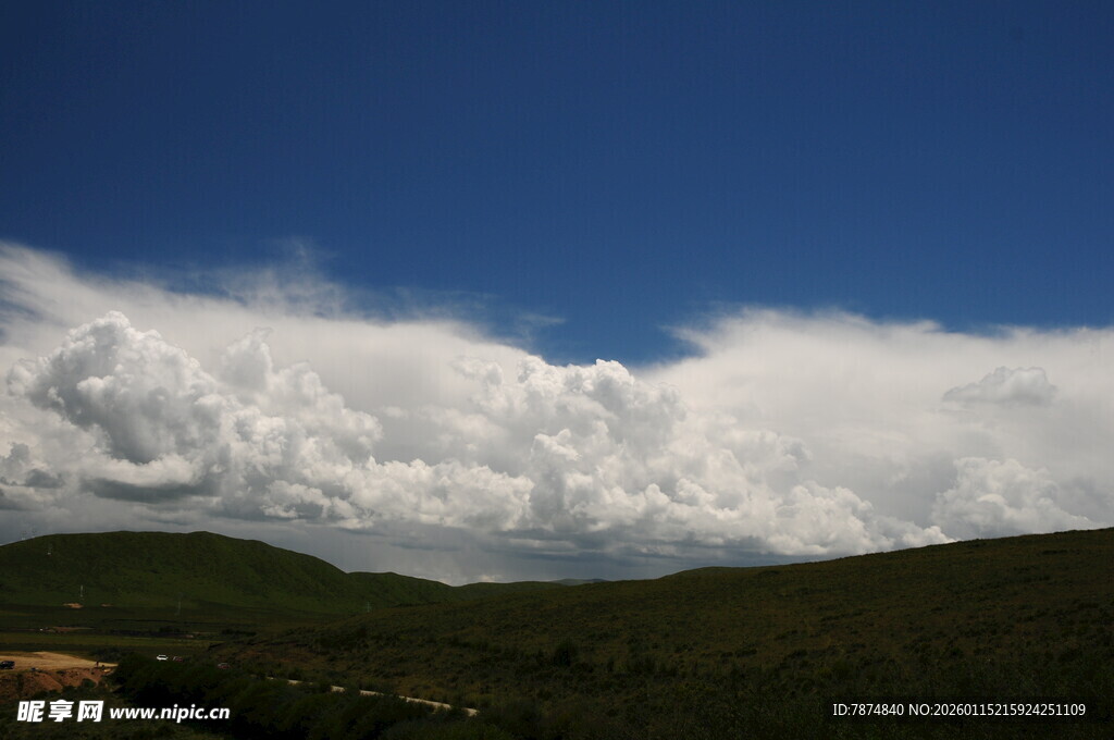蓝天之下的壮阔云层景观