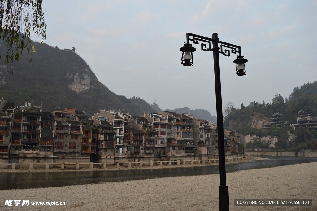 江边小镇路灯与建筑景观