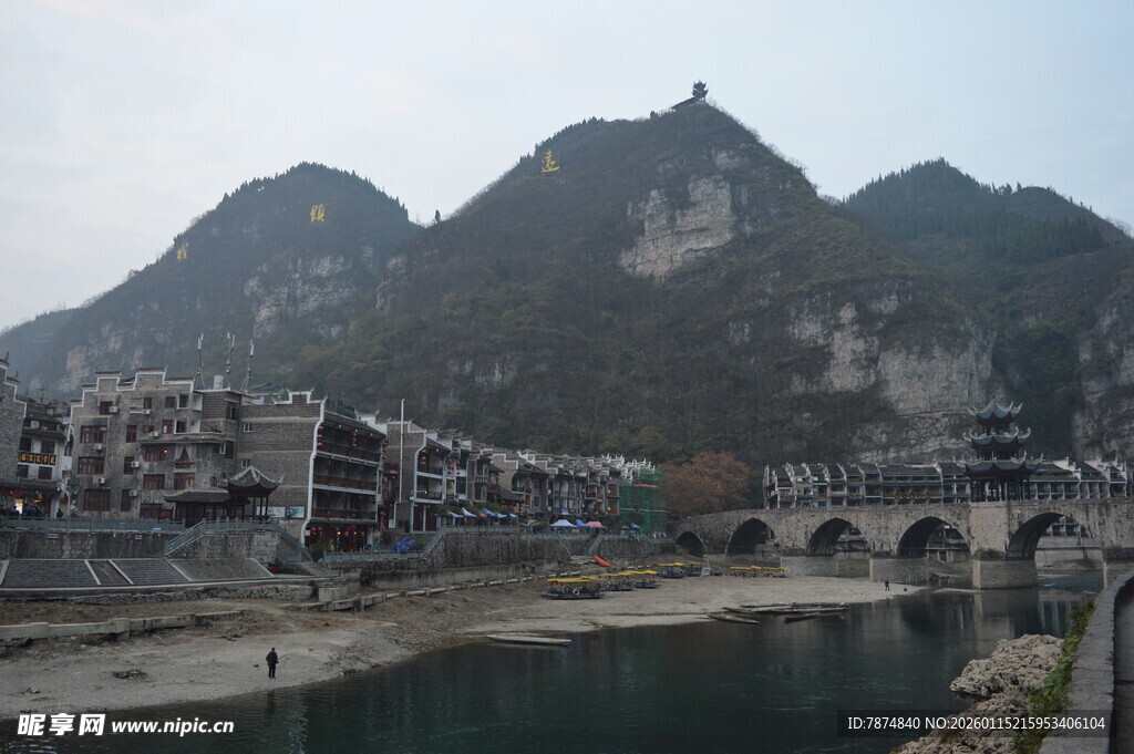 山水间的城镇与桥梁景观