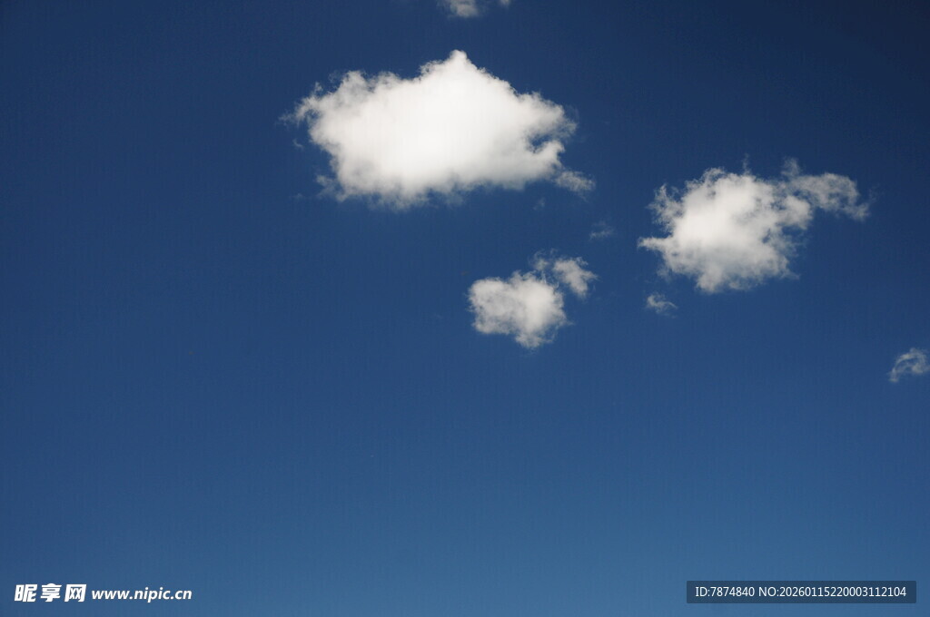 蓝天中的几朵白云