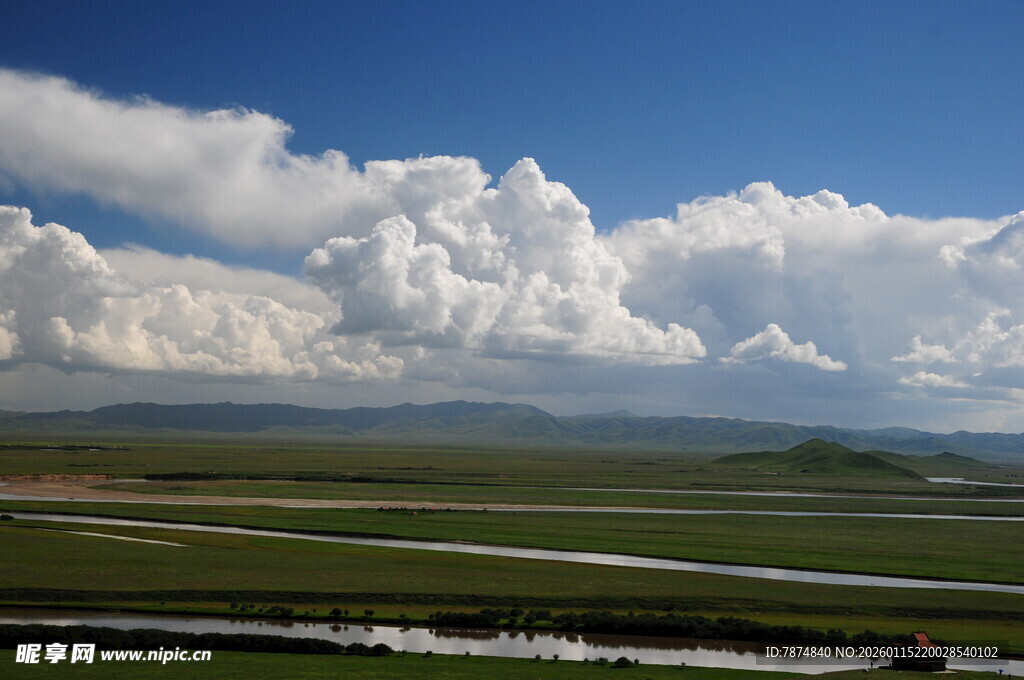 草原蓝天与白云美景