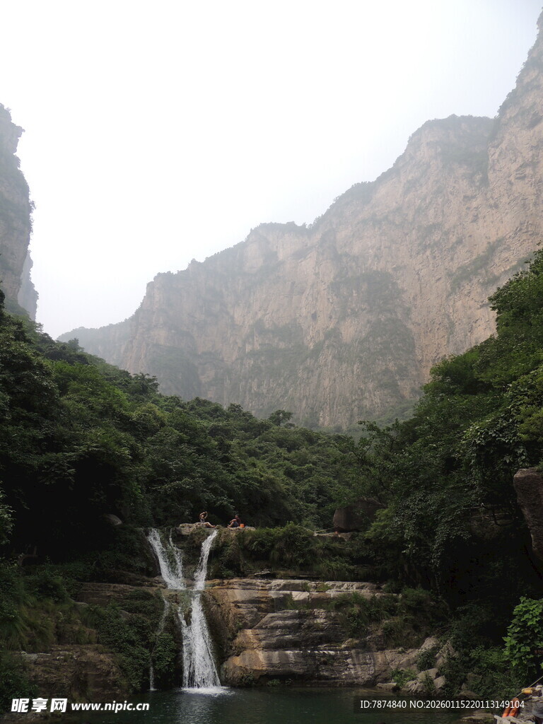 山间飞瀑美景